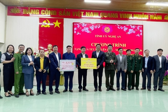 Phó Bí thư Thường trực Tỉnh ủy Hoàng Nghĩa Hiếu chúc Tết đồng bào, chiến sĩ tại xã Tam Quang