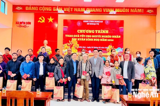 Sở Ngoại vụ thăm, trao quà Tết các hộ nghèo tại xã Môn Sơn