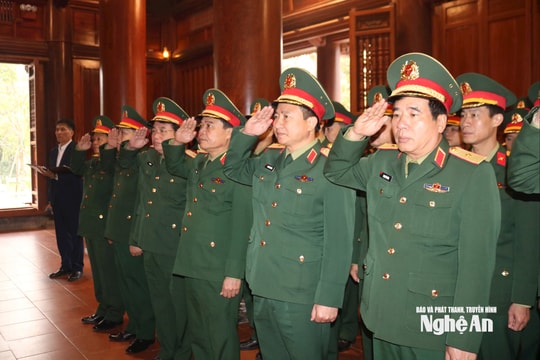 Bộ Tư lệnh Quân khu 4 dâng hương tưởng niệm Chủ tịch Hồ Chí Minh và các Anh hùng liệt sĩ