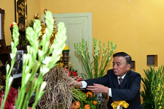 Thường trực Ban Bí thư Trần Cẩm Tú dâng hương tưởng niệm Chủ tịch Hồ Chí Minh tại Nhà 67