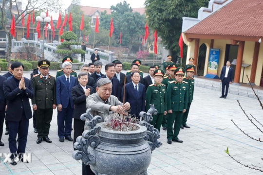 Tổng Bí thư Tô Lâm dâng hương tưởng niệm các đồng chí lãnh đạo tiền bối