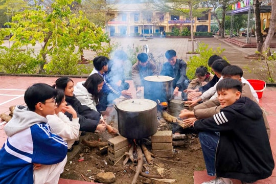 Nhiều trường học ở Nghệ An đỏ lửa nấu bánh chưng, đón Tết sớm