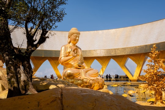 Núi Bà Đen: Chiêm bái tôn tượng Phật Câu Na Hàm Mâu Ni dát vàng 24K độc bản