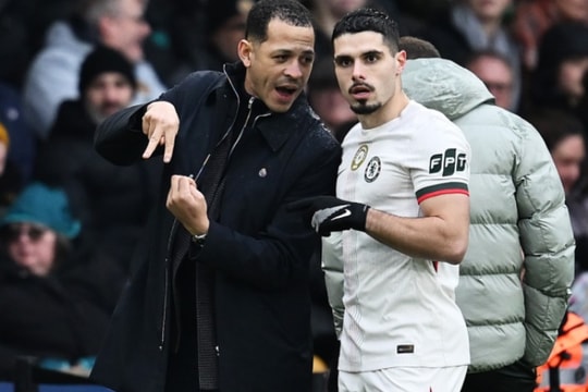 Chelsea đối đầu Leeds United: Thể lực là tử huyệt của thầy trò Liam Rosenior