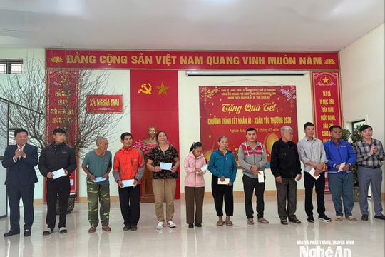 Phó Chủ tịch UBND tỉnh Hoàng Phú Hiền trao quà Tết cho các hộ nghèo tại xã Nghĩa Mai