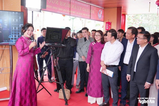 Nghệ An: Người dân háo hức trải nghiệm làm MC Truyền hình tại Hội báo Xuân 2026