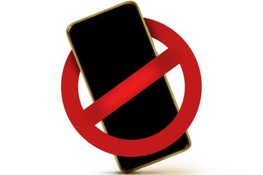 3 thứ người dùng không nên dán hoặc cài đặt trên smartphone
