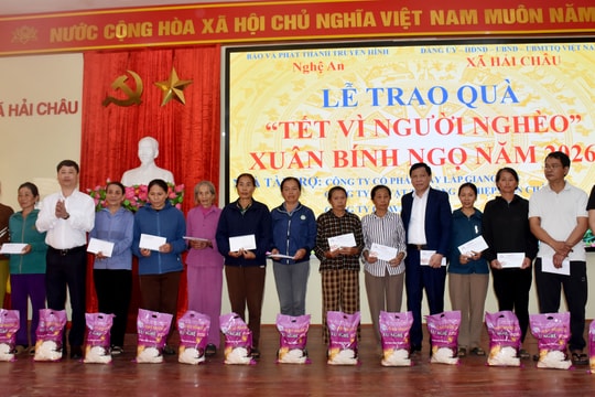 Báo và phát thanh, truyền hình Nghệ An phối hợp nhà tài trợ trao quà "Tết vì người nghèo" tại xã Minh Châu, Hải Châu