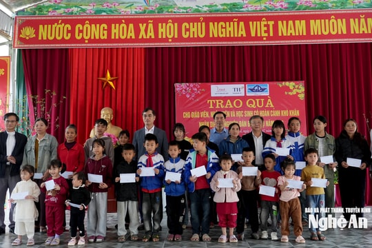 Sở Giáo dục và Đào tạo thăm, tặng quà Tết giáo viên, học sinh vùng cao
