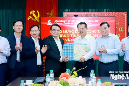 Phó Chủ tịch UBND tỉnh Phùng Thành Vinh thăm, chúc Tết cán bộ, người lao động Công ty CP Bia Sài Gòn - Sông Lam