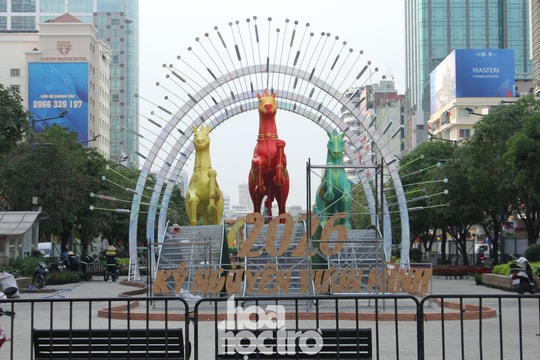 Đường hoa Nguyễn Huệ 2026: Sắc màu linh vật ngựa phi nước đại đón Tết Bính Ngọ
