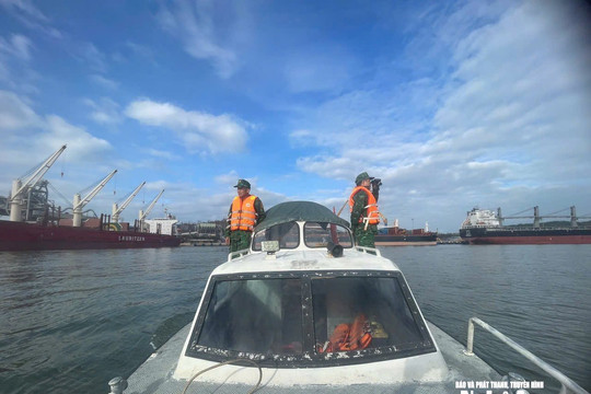 Đồn Biên phòng Cảng Cửa Lò hỗ trợ ứng cứu gia đình thuyền viên bị chìm tàu đưa về bờ an toàn