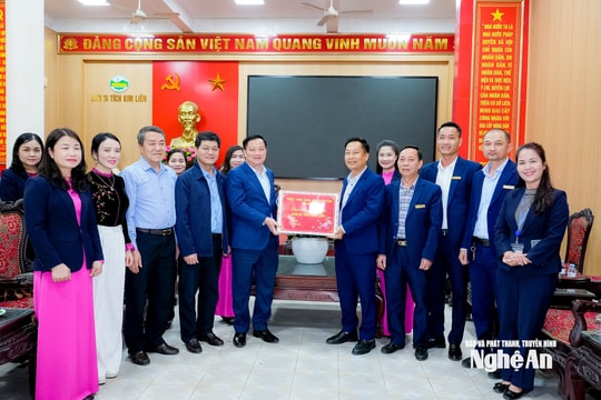 Bí thư Tỉnh ủy Nguyễn Khắc Thận thăm, tặng quà Tết Ban Quản lý Khu Di tích Kim Liên và Khu Di tích lịch sử Quốc gia Truông Bồn
