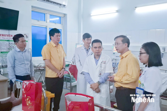 Ủy ban MTTQ Việt Nam tỉnh Nghệ An thăm, tặng quà Tết tại Bệnh viện Hữu nghị Đa khoa tỉnh