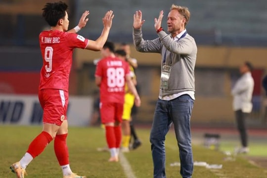 HLV Polking cảnh báo Đình Bắc sau màn hủy diệt 4-0 của CAHN tại AFC Champions League Two