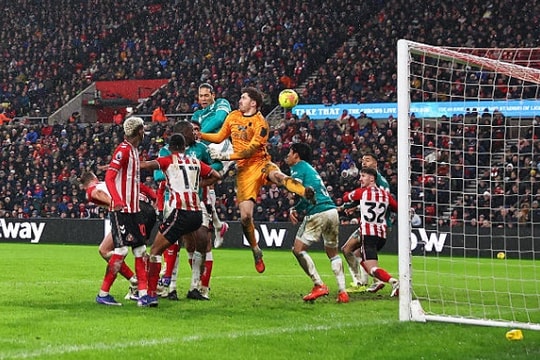 Van Dijk tỏa sáng, Liverpool vượt khó tại Stadium of Light để áp sát top 4