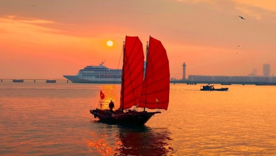 Vịnh Hạ Long: Những cánh buồm đỏ rực gợi nhớ ký ức xưa trên vùng di sản