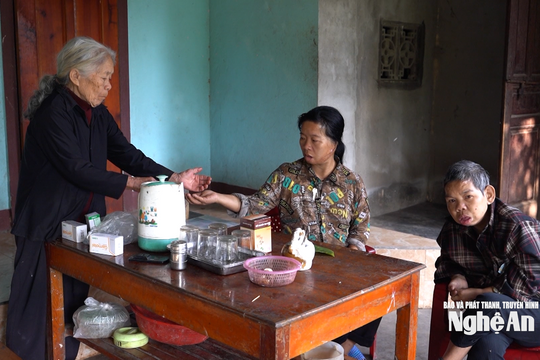 Nhịp cầu nhân ái: Người mẹ 85 tuổi và hai phận đời sau cánh cổng khép kín