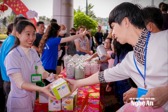 Bệnh viện Hữu nghị Đa khoa Nghệ An tổ chức 'Chợ Tết 0 đồng' cho người bệnh đang điều trị tại đơn vị