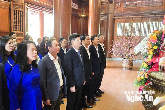 Báo và phát thanh, truyền hình Nghệ An dâng hoa, dâng hương, tưởng niệm Chủ tịch Hồ Chí Minh
