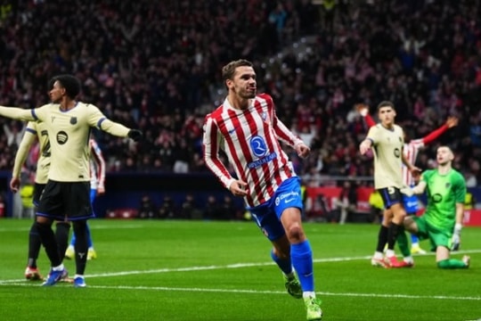 Atletico Madrid hủy diệt Barcelona 4-0: Hansi Flick trả giá đắt vì canh bạc phòng ngự
