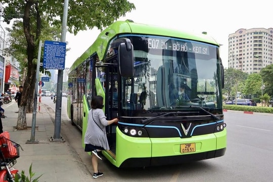 Hà Nội miễn phí vé tàu điện và 128 tuyến xe buýt dịp Tết Bính Ngọ 2026