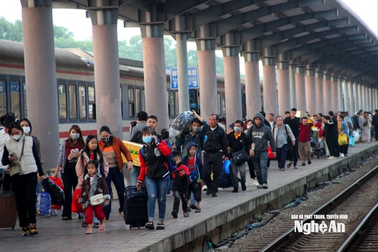 Nghệ An nhộn nhịp đón dòng người về quê ăn Tết