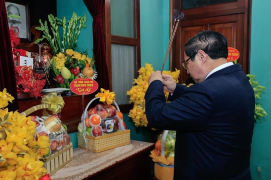 Thủ tướng Phạm Minh Chính dâng hương tưởng nhớ Chủ tịch Hồ Chí Minh tại Nhà 67