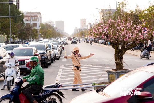 Cảnh sát giao thông Nghệ An căng mình giữ nhịp giao thông ngày cận Tết