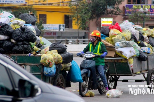 Công nhân môi trường Nghệ An làm việc xuyên đêm ngày cận Tết