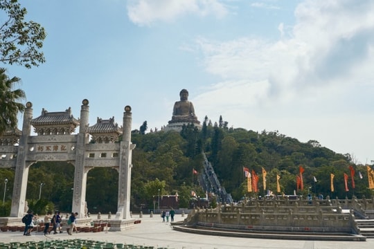 Đảo Lantau: Hành trình chiêm bái thiền viện trăm tuổi và tượng Phật khổng lồ tại Hong Kong
