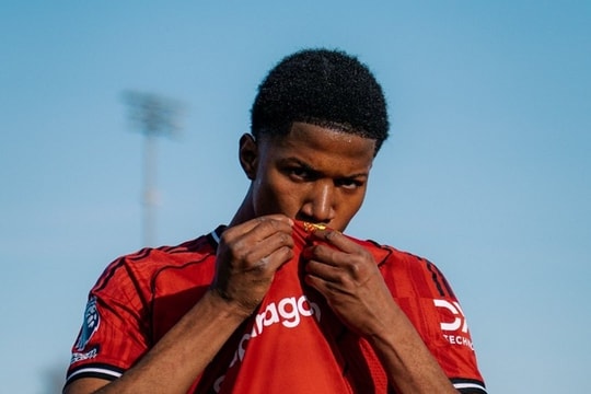 Chido Obi rực sáng giúp U18 MU đánh bại Man City trong trận derby thành Manchester