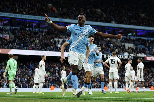 Marc Guehi ghi bàn đầu tiên giúp Manchester City đánh bại Salford City tại FA Cup