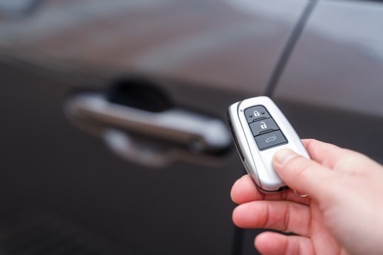 Những mẹo hay giúp khởi động xe ô tô khi chìa khóa thông minh hết pin