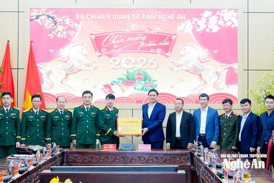 Phó Bí thư Thường trực Tỉnh ủy, Chủ tịch HĐND tỉnh Hoàng Nghĩa Hiếu động viên các đơn vị trực, làm việc xuyên Tết