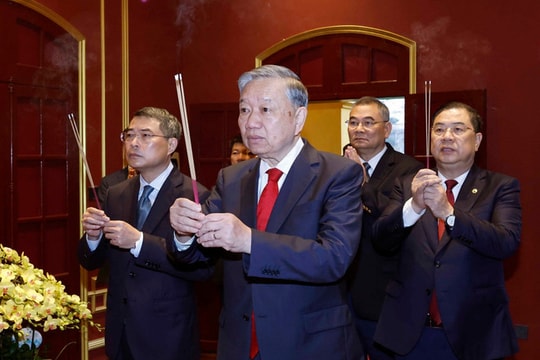 Tổng Bí thư Tô Lâm dâng hương tại Khu Di tích Hoàng Thành Thăng Long