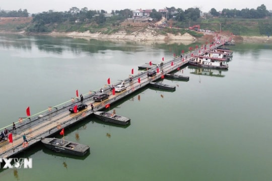 Thông xe cầu phao Đoan Hùng bắc qua sông Lô, phục vụ nhân dân đi lại dịp Tết