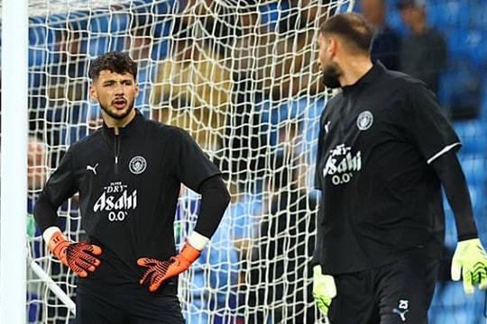 James Trafford thừa nhận bất ngờ khi Manchester City chiêu mộ Gianluigi Donnarumma