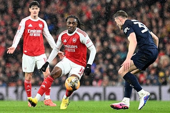 Eberechi Eze rực sáng với cú đúp kiến tạo giúp Arsenal đè bẹp Wigan tại FA Cup