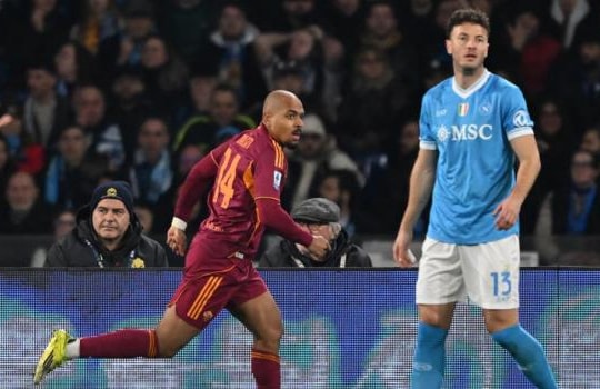 Napoli hòa kịch tính AS Roma: Malen lập cú đúp, tân binh giải cứu phút 82