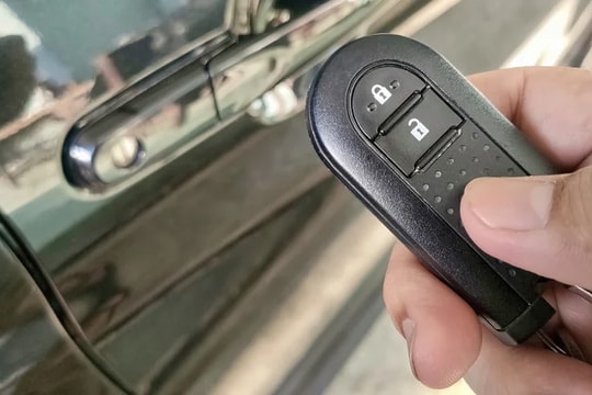 Cách kiểm tra pin chìa khóa ô tô sắp hết cực đơn giản bằng đồng hồ vạn năng
