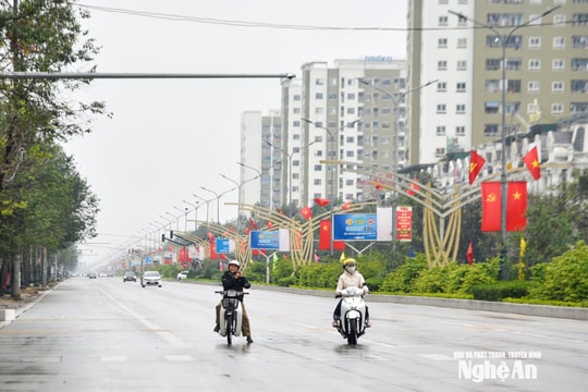 Phố phường tĩnh lặng trong mưa Xuân sáng mùng 1 Tết Bính Ngọ