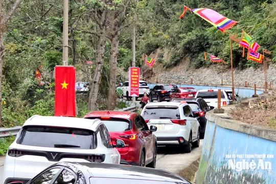 Đông du khách tham quan khiến đường lên Núi Quyết quá tải cục bộ