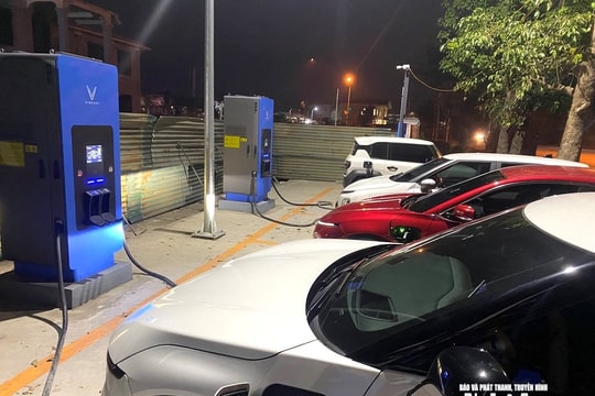 Nghệ An: Trạm sạc xe điện quá tải dịp Tết, người dân xếp hàng xuyên đêm chờ nạp pin