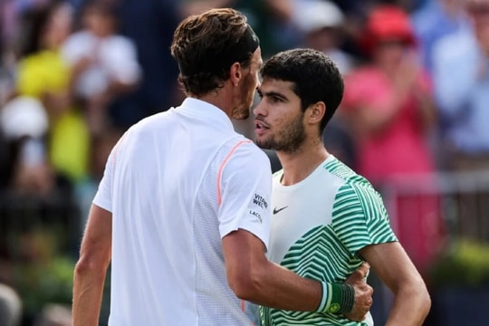 Alcaraz và Tsitsipas lĩnh ấn tiên phong tại Qatar Open: Chờ đợi màn thị uy sức mạnh của các hạt giống