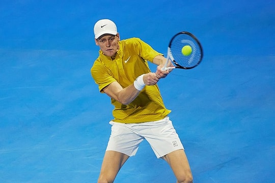 Jannik Sinner "tốc hành" hạ gục Tomas Machac: Màn phô diễn sức mạnh tại Qatar Open
