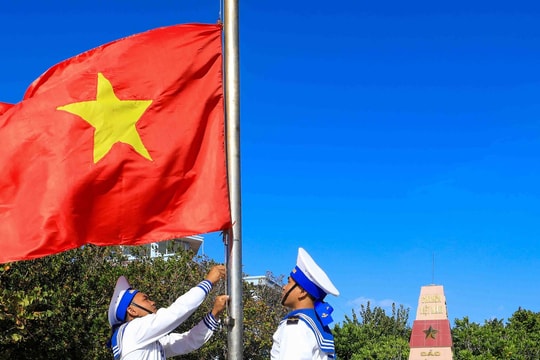 Khoảnh khắc bộ đội trên đảo Trường Sa đón Tết