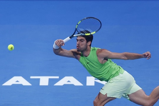 Carlos Alcaraz cứu 2 set point, thắng kịch tính trận ra quân Qatar Open 2026