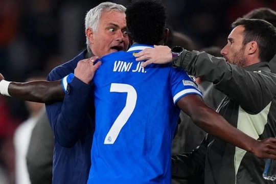 Vinicius Junior ghi siêu phẩm và cáo buộc phân biệt chủng tộc tại Champions League