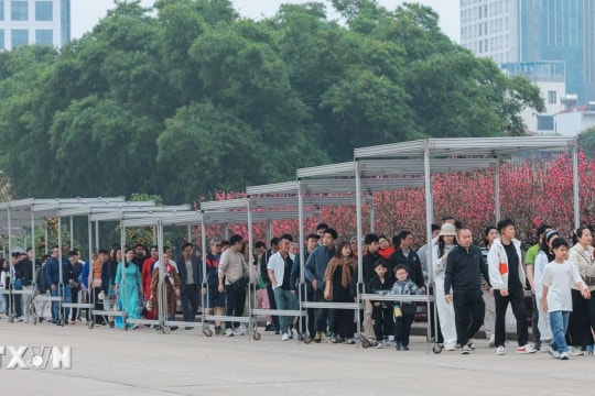 Mùng 3 Tết, hàng vạn người trang nghiêm vào Lăng viếng Chủ tịch Hồ Chí Minh